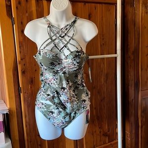 Ambrielle Women’s Swimsuit NWT Top is Small Bottom is XL
